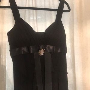 Maxi dress with ruffle and brooch